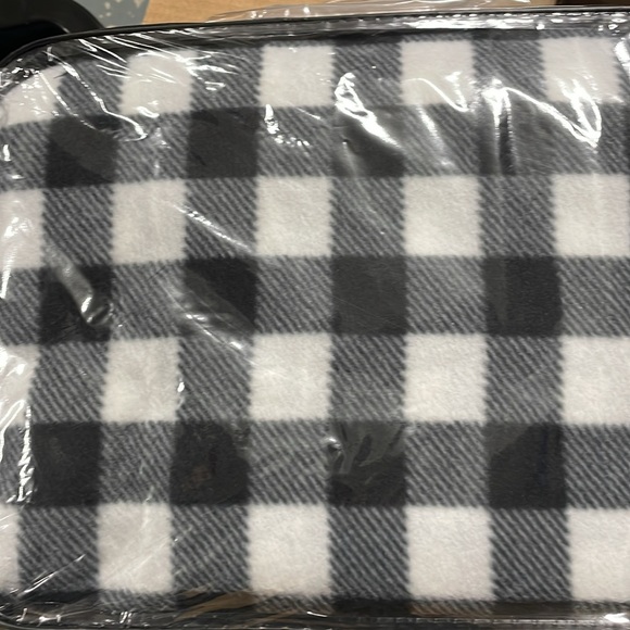 Treksafe 12 volt heated travel blanket - Picture 4 of 6